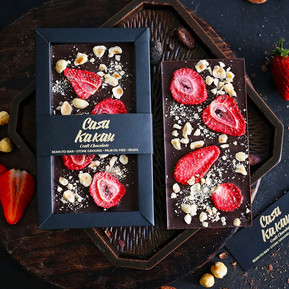 Casa Kakau Bean-to-Bar-Schokolade mit gefriergetrockneten Erdbeeren und Haselnüssen